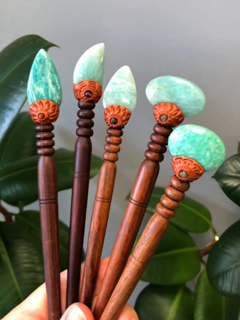 Деревянная заколка - шпилька с амазонитом